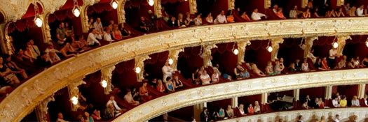Mensen in een theater kijkend naar een voorstelling