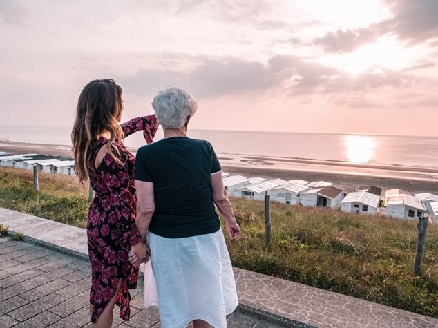 Lisa Vermeer samen met haar slechthorende oma kijkend naar zonsondergang
