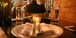 Een bord met bestek in een rustig restaurant