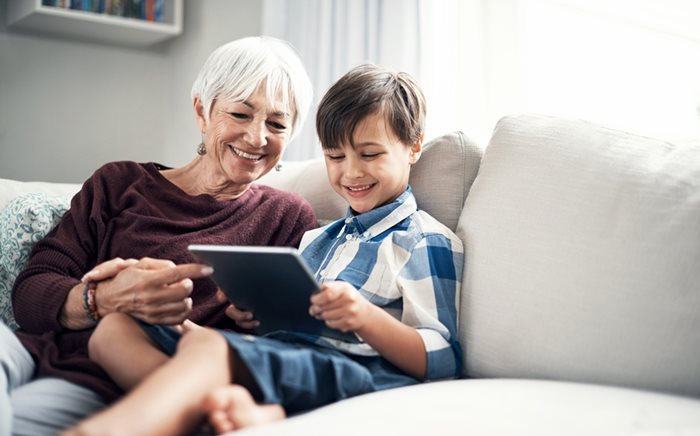 Kvinde og barnebarn kigger på tablet