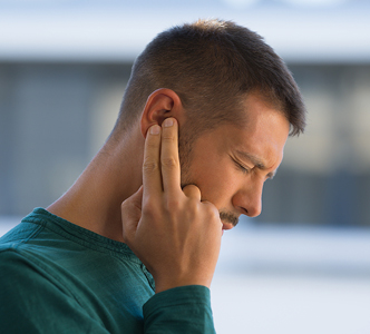 Come far passare il mal d’orecchio? Sintomi, cause e rimedi
