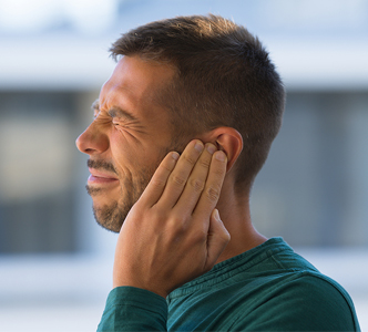 Male all’orecchio destro o sinistro: cosa significa e come intervenire