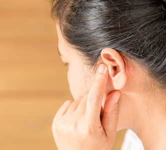 Cause e rimedi dei brufoli nelle orecchie