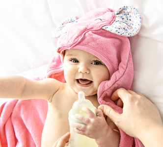 Breve guida su come pulire le orecchie dei neonati in modo sicuro