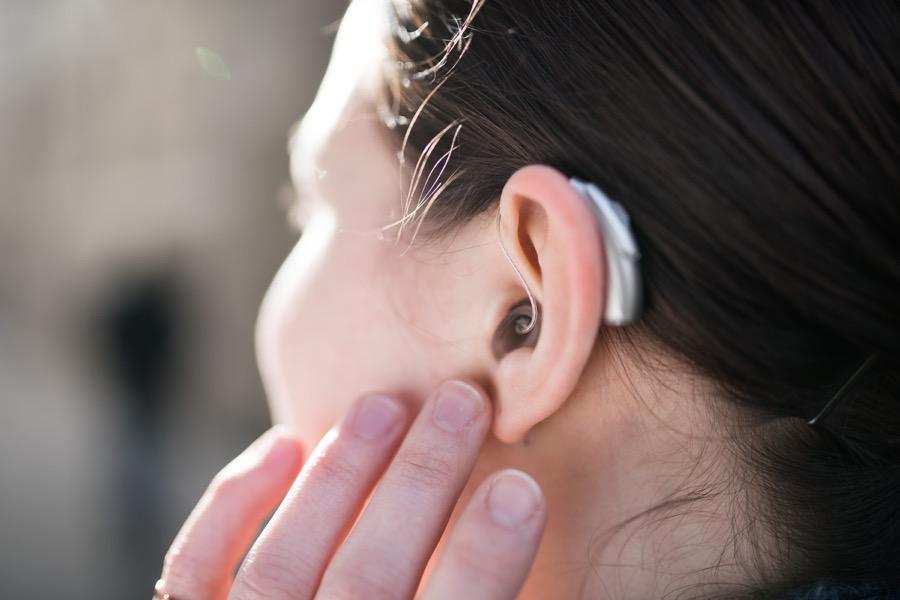 Eine Frau mit einem Hörgerät