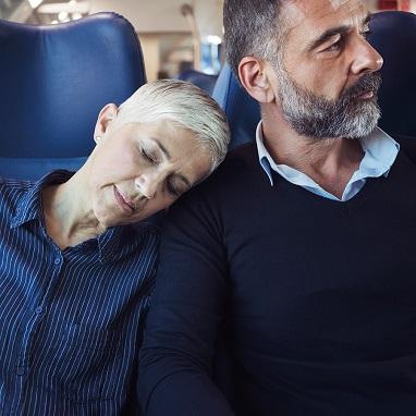 Frau und Mann im Flugzeug