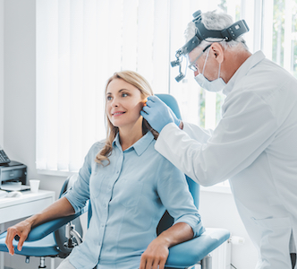 Is het nodig om naar de dokter te gaan als je last van oorsuizen hebt?